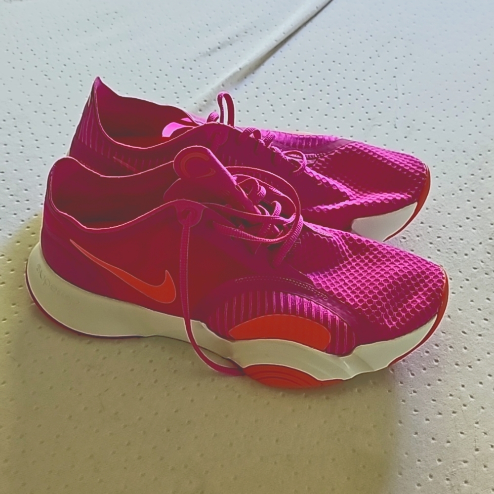 Brand new womens Nike training shoes